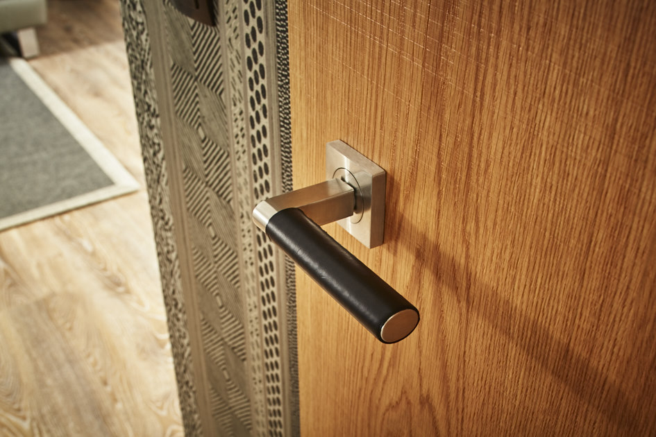 MADEIRA_Quadratisch_Leder-Schwarz_AMB